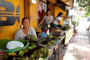 Sate ikan laut - Rybí špízy na ulici na Bali, Indonésie - od Authentic World Food