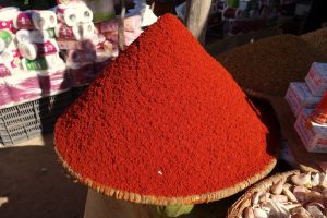 Prodej červené papriky na tradičním marockém tržišti suk - od Authentic World Food