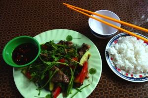 Fried liver with tomatoes and cucumber