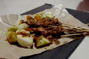 Sate ayam - Kuřecí satay (špíz) s burákovou omáčkou