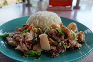 Plamuk pat phet - Squid stir fry red curry