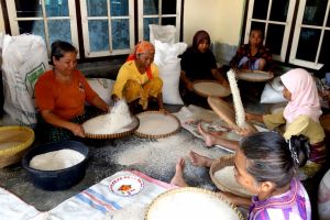 Rice cleaning on Lombok, Indonesia - by Authentic World Food