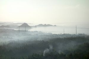 Ranní mlha na ostrově Lombok, Indonésie - od Authentic World Food