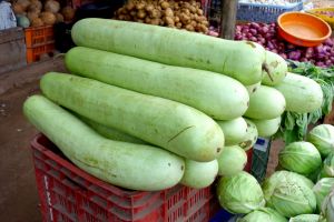 Vegetable vendor on the street of India - by Authentic World Food