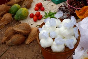 Prodej jogurtu (curd) v sáčcích na tradičním tržišti v Indii - od Authentic World Food