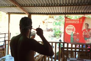 Hair coloring Indonesian style in a street restaurant on Lombok island - by Authentic World Food